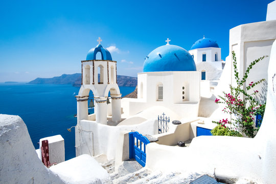 Fototapeta Scenic view of white houses and blue domes on Santorini