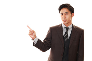 指示する笑顔のビジネスマン