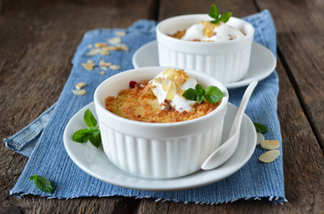 Cherry crumble with almonds