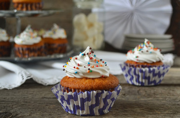 Cupcakes with vanilla cream and Italian meringue