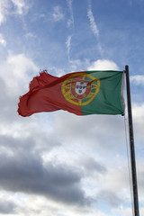 Bandera de Portugal. Bandera portuguesa ondeando al viento. Bandera con escudo.