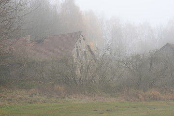 das Nebelhaus 1, baufälliges Bauernhaus im Nebel