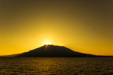 Fototapeta premium 桜島_黄金色の夜明け
