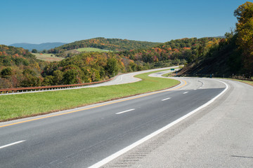 Obraz premium Long Winding Highway in Autumn