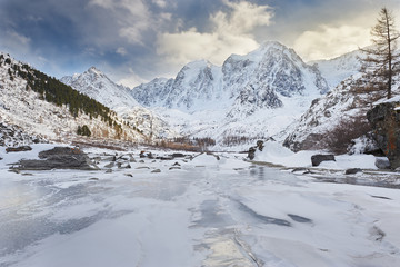 Fototapeta na wymiar Beautiful winter landscape, Altai mountains Russia.