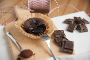 Schokoladenkuchen mit flüssigem Kern 