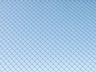 Fototapeta premium Zielony łańcuch ogrodzenia bez szwu, żelazne ogrodzenie z drutu na tle błękitnego nieba