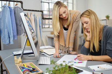 kreative frauen arbeiten in einem atelier für modedesign