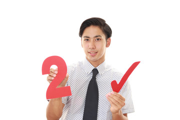 数字を持つ男性