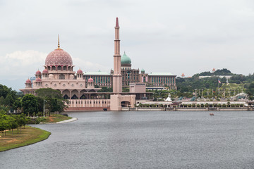 Fototapeta na wymiar Putra Mosque, Perdana Putra and Dataran Putra in Putrajaya