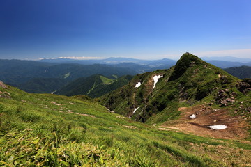 Naklejka premium 山と青空