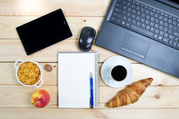 Śniadanie i laptop na drewnianym stole - obrazy, fototapety, plakaty