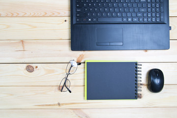 Laptop i akcesoria na drewnianym stole © Patryk Michalski