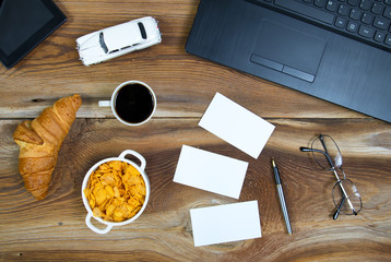 Śniadanie i laptop na drewnianym tle © Patryk Michalski