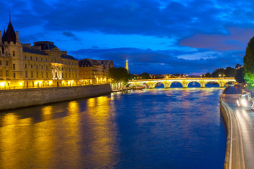 Obraz premium La Conciergerie and Pont Neuf, Paris, France