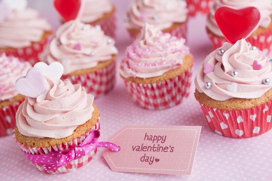 Pink Valentine cupcakes with the words 'Happy Valentine's day'
