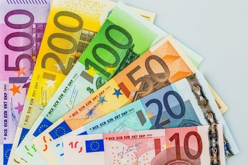 Viele verschiedene Euro-Geldscheine