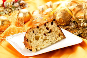 Fetta di panettone con ambientazione natalizia, fuoco selettivo