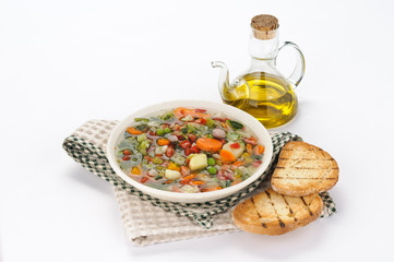 Minestrone di verdure con olio e pane tostato