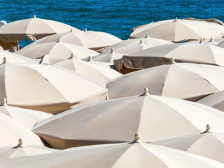 Viele Sonnenschirme am Strand