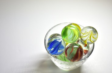 グラスに入った大きなビー玉