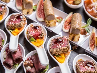 Fotobehang Gastronomische hapjes: foie gras, wild, tonijn en zalm. © volff