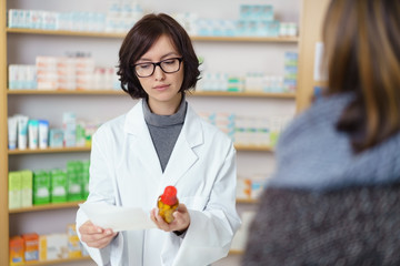 apothekerin und kundin in einem beratungsgespräch
