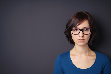 Fototapeta premium frau schaut in die kamera