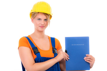 buarbeiterin zeigt ihre bewerbungsmappe