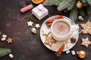 Obraz na płótnie Canvas Christmas homemade gingerbread cookies and hot chocolate