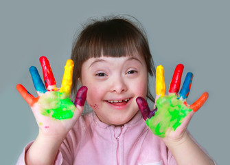 Cute little girl with painted hands. - 96514233