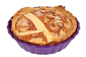 Tarte aux amandes dans un moule en silicone