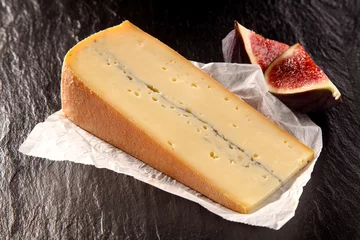 Schilderijen op glas Wedge of Gourmet Cheese with Sliced Figs © exclusive-design