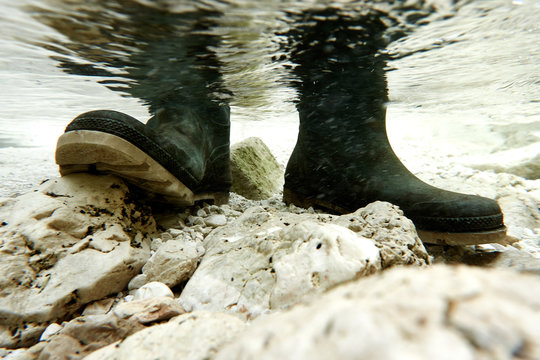 Gummistiefel in einem Bachbett