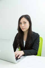 パソコンを使う女性