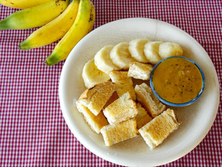 Toast and fresh banana with salad sauce