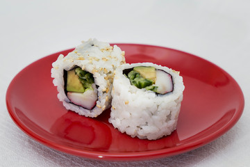 Plato de sushi con palillos