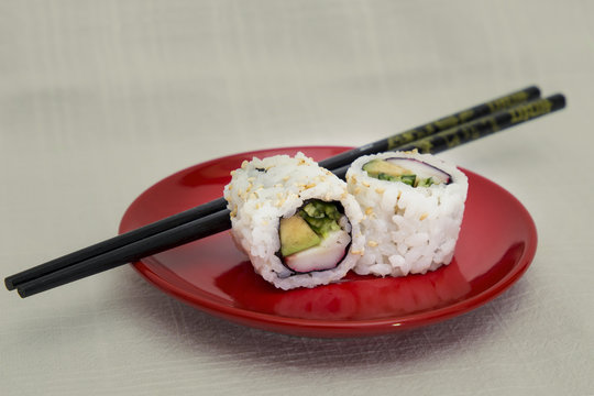 Plato de sushi con palillos