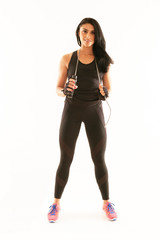 Fototapeta premium Junge Frau mit Springseil