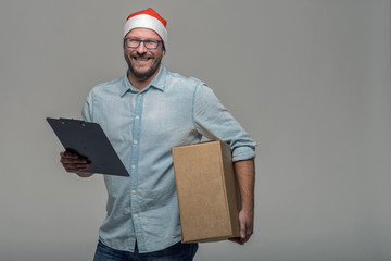 Fröhlicher Kurier mit Weihnachtspaket