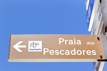Direction street sign of the beach ( Praia dos Pescadores ) , Al