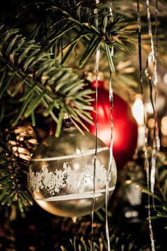 Matt goldene Christbaumkugel mit wei&szlig;em Muster am Weihnachtsbaum