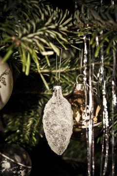 Transparente Christbaumkugel in Zapfenform mit Frosteffekt am Weihnachtsbaum