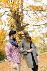 Fototapeta premium Young couple in the autumn park