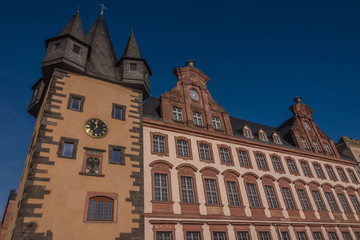 Fototapeta na wymiar Altstadthaus mit Turm in Frankfurt am Main