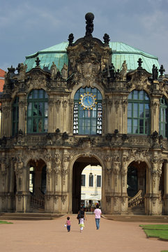Dresde, porte principale du palais baroque du Zwinger, Allemagne