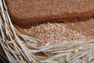 Fototapeta na wymiar Wheat bread and ears