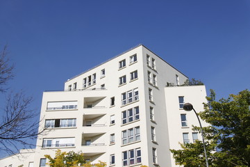 Immeuble moderne blanc à Paris