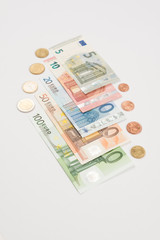 Euro Geldscheine und Münzen gefächtert