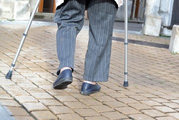 Personne âgée se déplaçant avec des béquilles